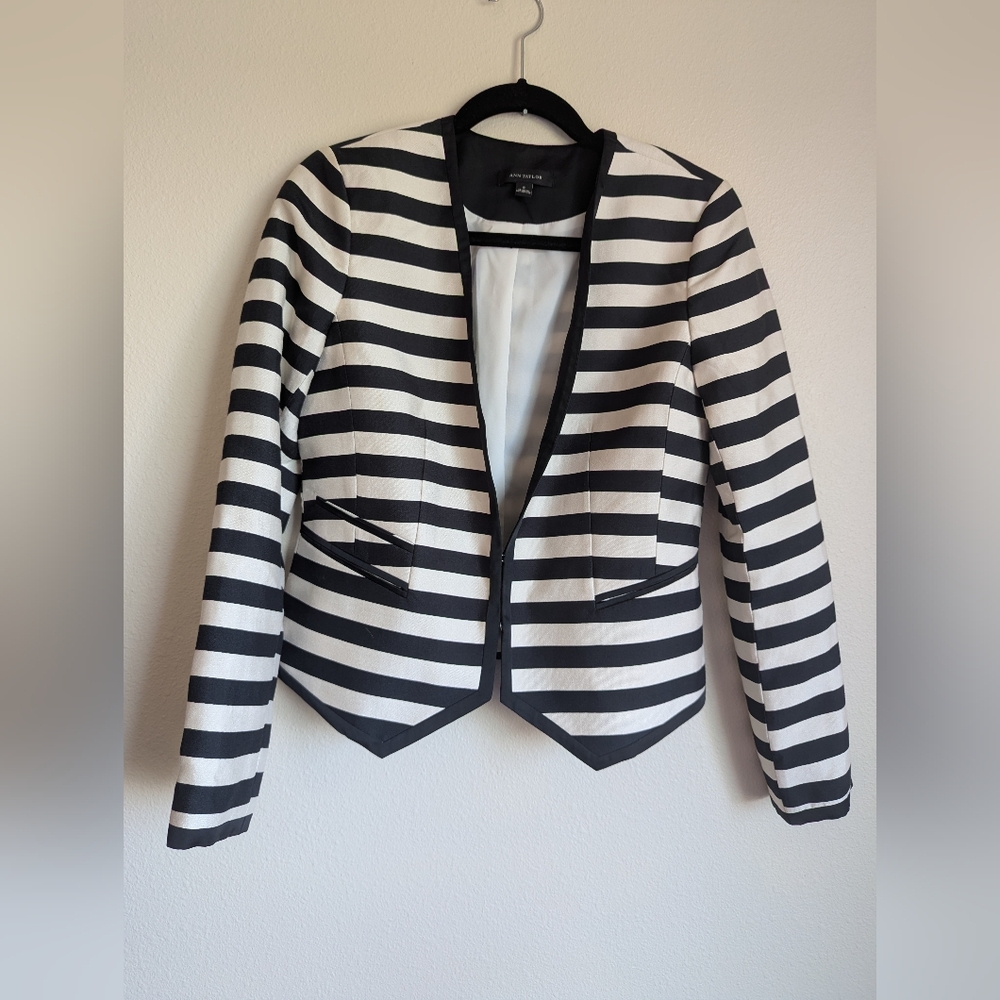 Ann Taylor Black and White Striped Blazer Size 4